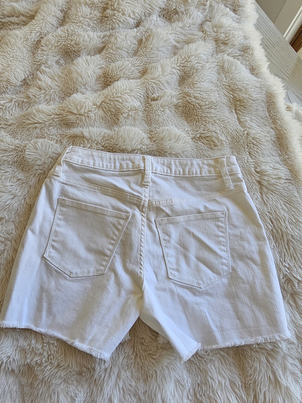 Universal Thread White Denim High-Rise Frayed Hem Shorts - Picture 2 of 3